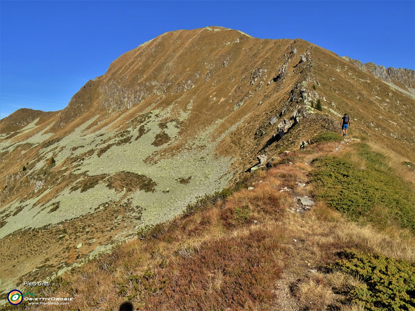 36 Alla selletta tra Arete e Valegino la cresta sud-est un po' tormentata all'inizio  .JPG